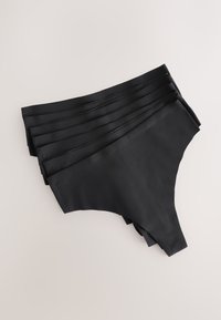 Sorte bomuldstrusser med glat tekstur, midt i taljen design, der viser flere par stablet pænt med ensartede kanter og uden synlige mønstre.