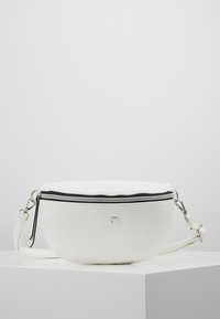 Geantă albă tip crossbody din material sintetic texturat. Dispune de un închidere cu fermoar cu un detaliu negru, curea ajustabilă și un accent cu logo argintiu.