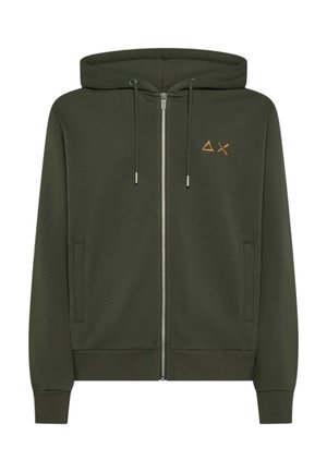 Felpa verde oliva, con zip frontale, cappuccio con cordino, tasche a marsupio, polsini e orlo a coste, presenta un piccolo logo triangolare in oro.