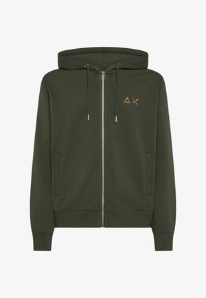 Felpa verde oliva, con zip frontale, cappuccio con cordino, tasche a marsupio, polsini e orlo a coste, presenta un piccolo logo triangolare in oro.