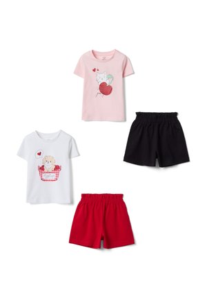Dos camisetas infantiles de manga corta con estampados de animales y corazones, combinadas con pantalones cortos con cintura elástica en negro y rojo.