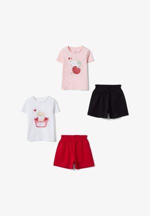 Zwei kurzärmelige Kinder-T-Shirts mit Tier- und Herzmotiven, kombiniert mit Shorts mit elastischem Bund in Schwarz und Rot.