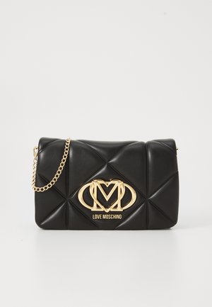 Pochette en cuir matelassé noir avec une chaîne dorée et un plaquage en or logo Love Moschino à l'avant.
