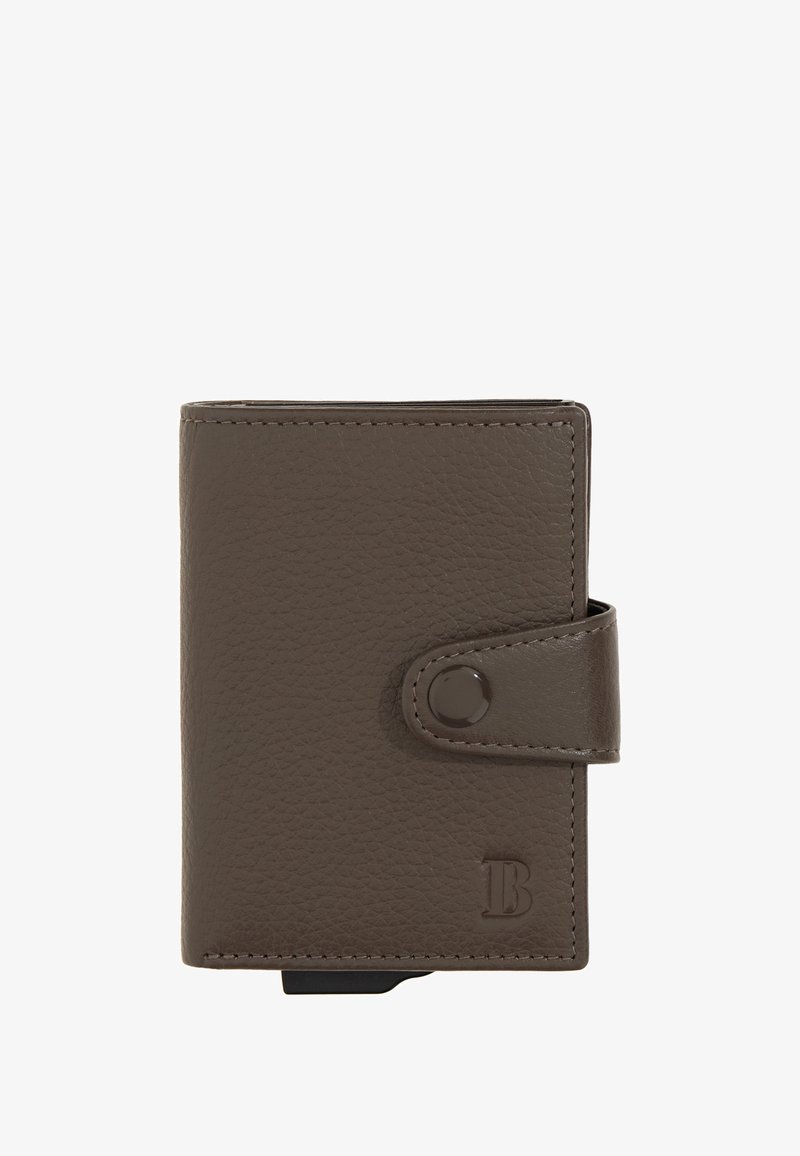 Ruskea nahkalompakko, jossa on teksturoitu pinta, napsautuskiinnitys ja kohotettu logo. Kompakti suorakulmainen muoto pyöristettyine reunoineen.