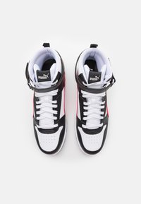 Sneakers alte realizzate in pelle sintetica nera e bianca con dettagli rossi, dotate di collo imbottito, lacci e un logo sulla linguetta.