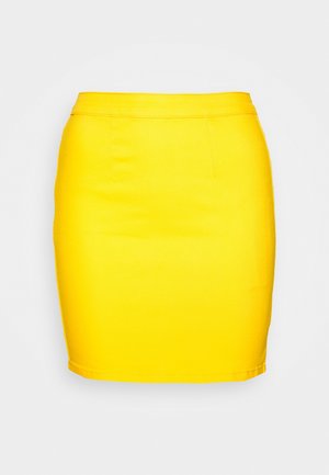 Felle gele kokerrok tot op de knie met een getailleerde taille en gladde stof, afgebeeld tegen een effen lichte achtergrond.