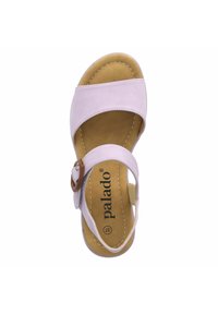 Sandal colore rosa chiaro con cinturini larghi, fibbia rotonda marrone e soletta imbottita beige. Dettagli cuciti lungo i bordi.