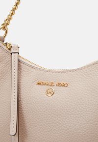 MICHAEL Michael Kors JET SET CHARM CHAIN POUCHETTE - Sac à main - soft pink