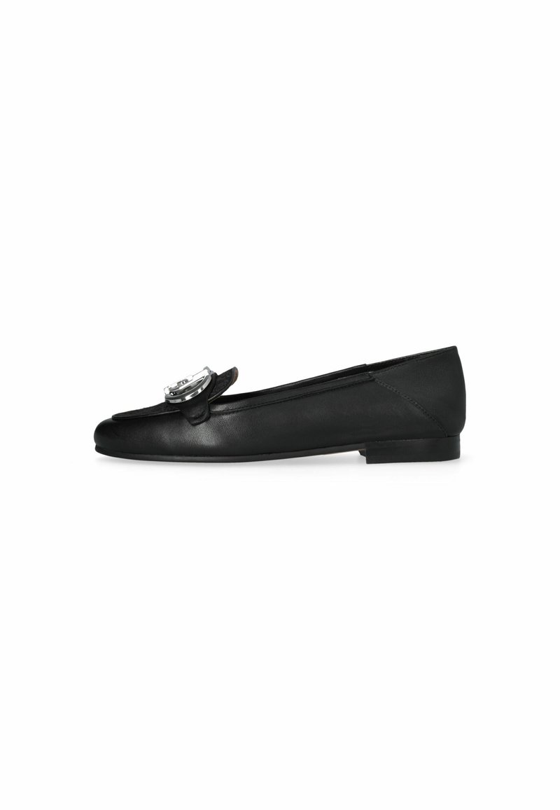 Zwarte leren balletschoenen met een ronde neus, voorzien van een decoratieve zilveren gesp en een lage, platte hak. Gladde textuur met minimale stiksels.