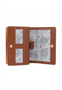 Bruine leren portemonnee met twee doorzichtige ID-vensters en een bloemenpatroon binnenin. Heeft een drukknopsluiting en een gladde, gestructureerde buitenkant.