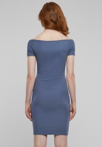 Robe ajustée, décolletée sur les épaules, en tissu doux et côtelé ; couleur bleu clair unie ; manches courtes, longueur genoux, texture lisse, détails minimalistes.