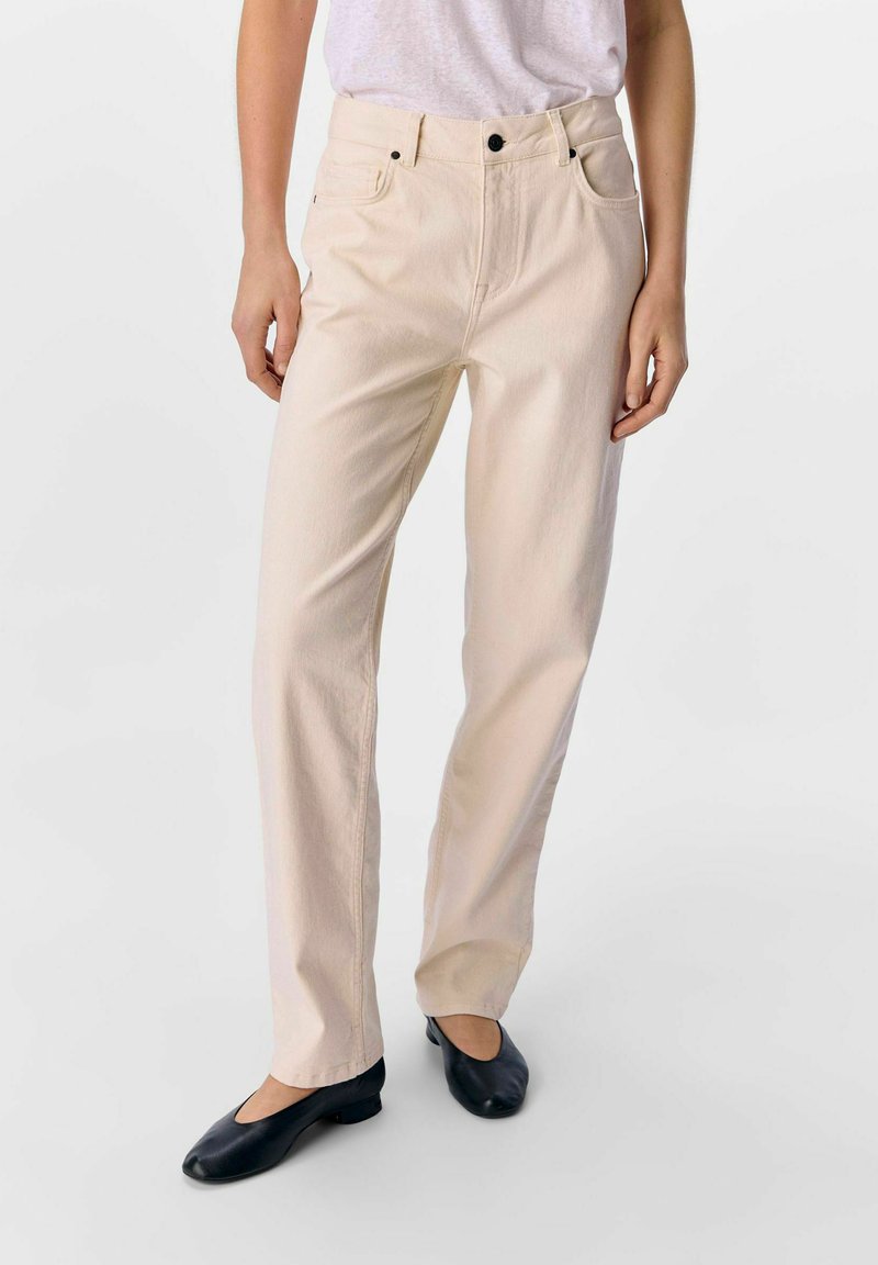 Beige, suoran lahkeiden farkut korkealla vyötäröllä, joissa on nappisuljenta, vyölenkit ja etu-/takapockets, valmistettu farkkukankaasta.