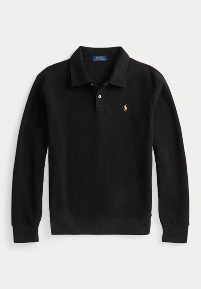 Svart fleece polo skjorte med krage, med tre knapper og en liten gulllogo. Myk tekstur med langermede og ribbestrikket kant.