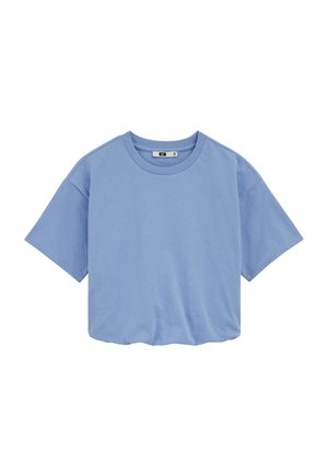 Jasnoniebieski krótki T-shirt z krótkim rękawem, o okrągłym dekolcie i luźnym kroju, pokazany na białym tle.