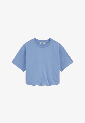 Jasnoniebieski krótki T-shirt z krótkim rękawem, o okrągłym dekolcie i luźnym kroju, pokazany na białym tle.