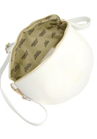 Hvid læder crossbody taske med en blød, rund form. Guld lynlås og hardware. Indvendig foret med beige stof med logo print.
