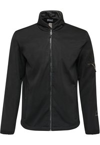 Sort softshell jakke med høj krave, frontlynlås, lynlåslomme på venstre arm og diskret logo detajle på ærmet. Glat tekstur.