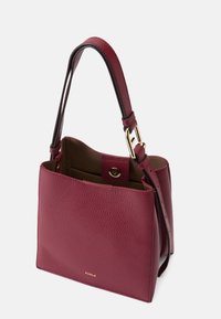 Bolso de mano de cuero burdeos con un acabado texturizado, asas dobles y un cierre de hardware en tono dorado. Presenta un bolsillo interior y un diseño abierto.