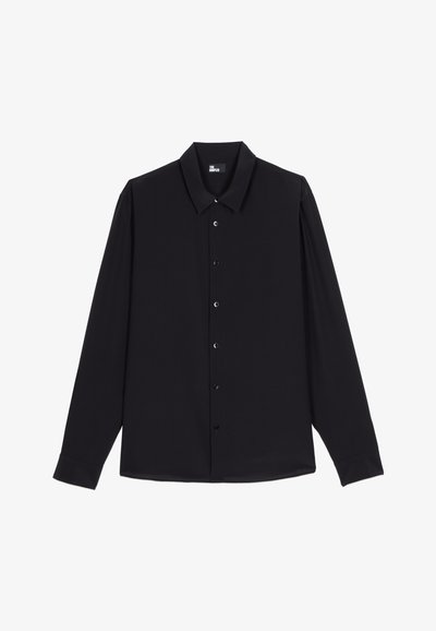 Zwarte langarmshirt van een gladde stof, met een puntige kraag en knoopsluiting, ronde zoom en subtiele schouderdetails.