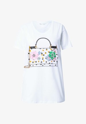 Bílý tričko s potiskem designu kabelky, který je zdobený barevnými květinovými motivy, zlatými akcenty a černým obrysem na přední straně.