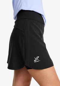 Schwarze Sportshorts mit einem breiten Bund, versehen mit einem Logo am unteren Saum und einer leichten Ausweitung am Ende für Bewegungsfreiheit.