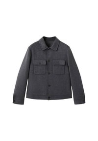Chaqueta de lana gris con cuello de solapa, cierre frontal de botones, dos bolsillos en el pecho y mangas largas. Tejido texturizado con un acabado suave.