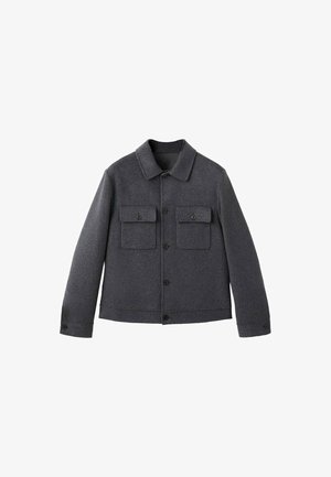 Veste en laine gris avec un col, fermeture à boutons sur le devant, deux poches poitrine et manches longues. Tissu texturé avec une finition lisse.