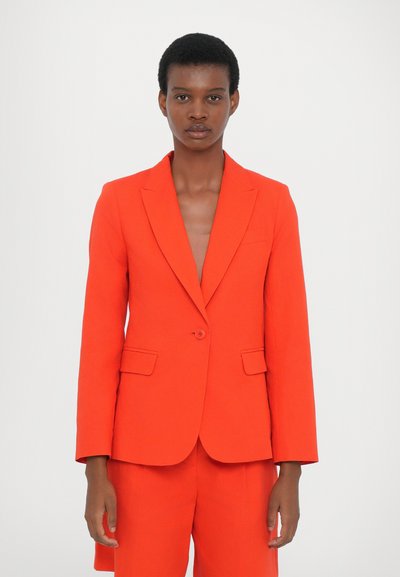 Blazer rouge au design cintré, avec des revers crantés, une fermeture à un bouton et deux poches avant. Le matériau semble lisse et ajusté.