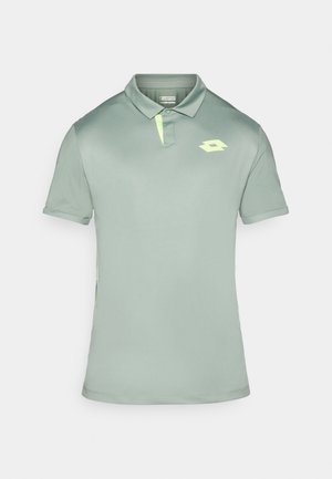 Camisa polo de color verde claro hecha de tela suave, con cuello, mangas cortas y un pequeño logo neón en el pecho.