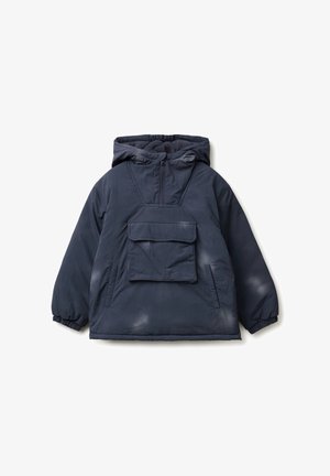 Giacca con cappuccio blu navy, con zip frontale, grande tasca anteriore, polsini elastici e morbido rivestimento interno. Presenta una vestibilità rilassata e una texture di tessuto liscia.