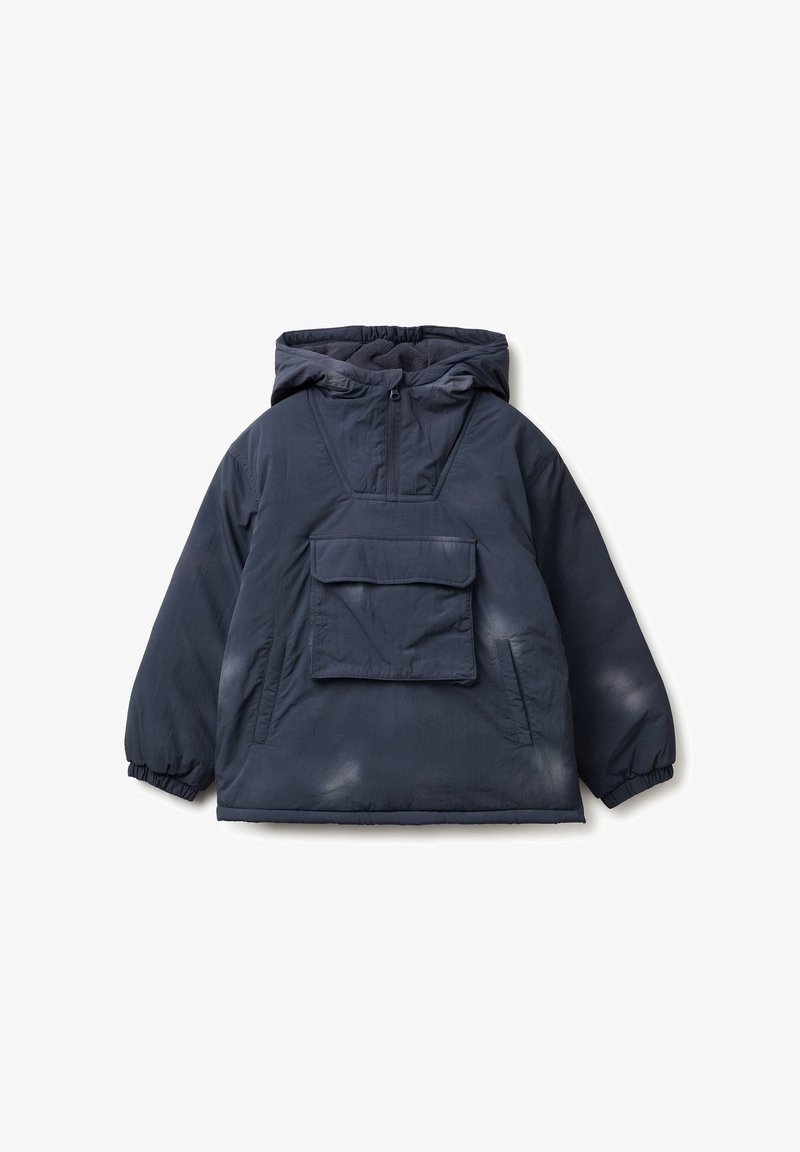 Chaqueta con capucha en color navy, con cremallera en la parte delantera, gran bolsillo frontal, puños elásticos y un forro interior suave. Presenta un corte holgado y una textura de tela suave.