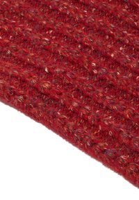 Rød strikket stof med et struktureret, ribbet mønster. Materialet har et fuzzy udseende med multicolorede prikker for ekstra detalje.