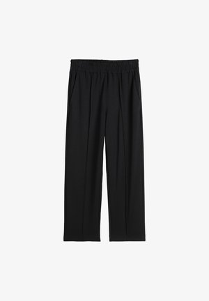 Zwarte wijde broek gemaakt van zachte stof, met een elastische tailleband en zijzakken, met een gladde textuur en zonder zichtbare patronen.