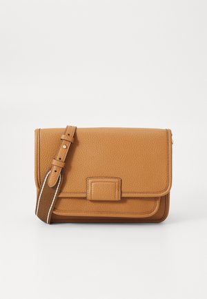 Sac à main rectangulaire en cuir marron texturé avec une fermeture à rabat, une bandoulière réglable et un accent rectangulaire lisse à l'avant.