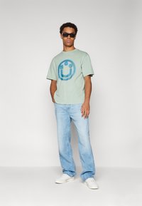 HUGO NAKOREE - Μπλουζάκι με στάμπα - light/pastel green