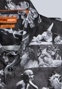 Kurzarmhemd mit einem schwarz-weißen grafischen Druck klassischer Skulpturen und einem orangefarbenen Etikett mit der Aufschrift "Emilio Adani Regular Fit".