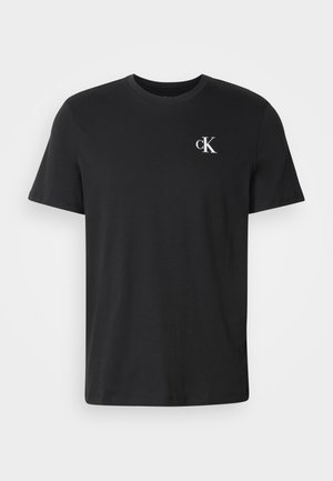 Svart t-skjorte med korte ermer og rund hals, med liten hvit "cK"-logo på øvre venstre bryst.