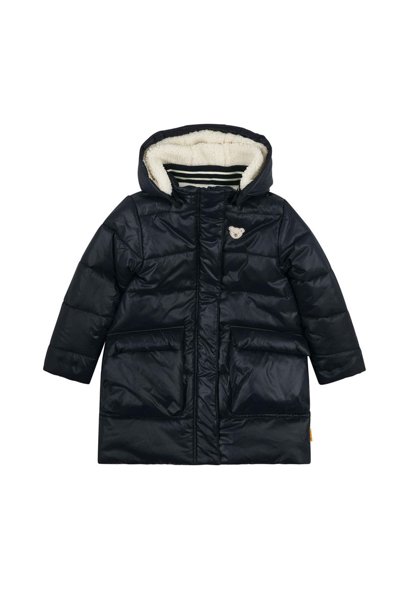 Schwarzer gepolsterter Wintermantel für Kinder mit Kapuze, gefüttert mit weißem Fleece und einem kleinen Bären-Patch auf der Brust, ausgestattet mit zwei Fronttaschen.