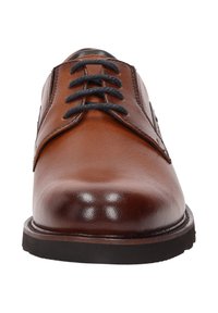 Chaussure habillée en cuir brun avec un bout arrondi, lacets noirs, finition lisse et une semelle noire résistante. Design simple avec des accents minimalistes.