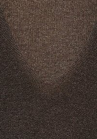 Top lavorato a maglia marrone con scollatura a V, caratterizzato da una tessitura testurizzata e un leggero luccichio. La composizione del tessuto sembra morbida e traspirante.