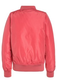 Vista trasera de una chaqueta bomber de color coral liso, con cuello, puños y cinturilla de canalé, hecha de una tela suave y ligeramente brillante.