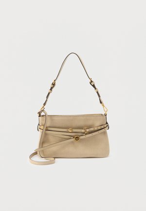 Geantă bej din piele întoarsă, cu curea de umăr reglabilă, ținte decorative aurii și curea subțire crossbody cu clemă circulară aurie.