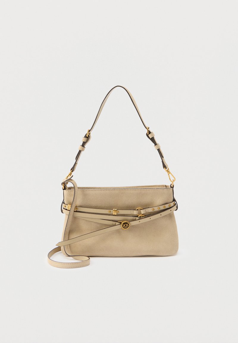Τσάντα χειρός από μπεζ σουέντ με ρυθμιζόμενο λουράκι ώμου, διακοσμητικά χρυσά καρφιά και λεπτό λουράκι χιαστί με κυκλικό χρυσό κλείσιμο.