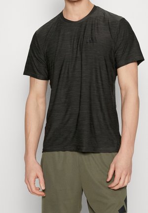 Camiseta de rendimiento negra con cuello redondo, mangas cortas, tejido texturizado y un sutil logo en el pecho.