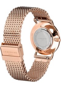 Roségoldenes Mesh-Armbanduhr mit einem runden Edelstahlgehäuse, ausgestattet mit einem silbernen Zifferblatt und einem sicheren Verschluss. Wassertauglichkeit bis 5 ATM.