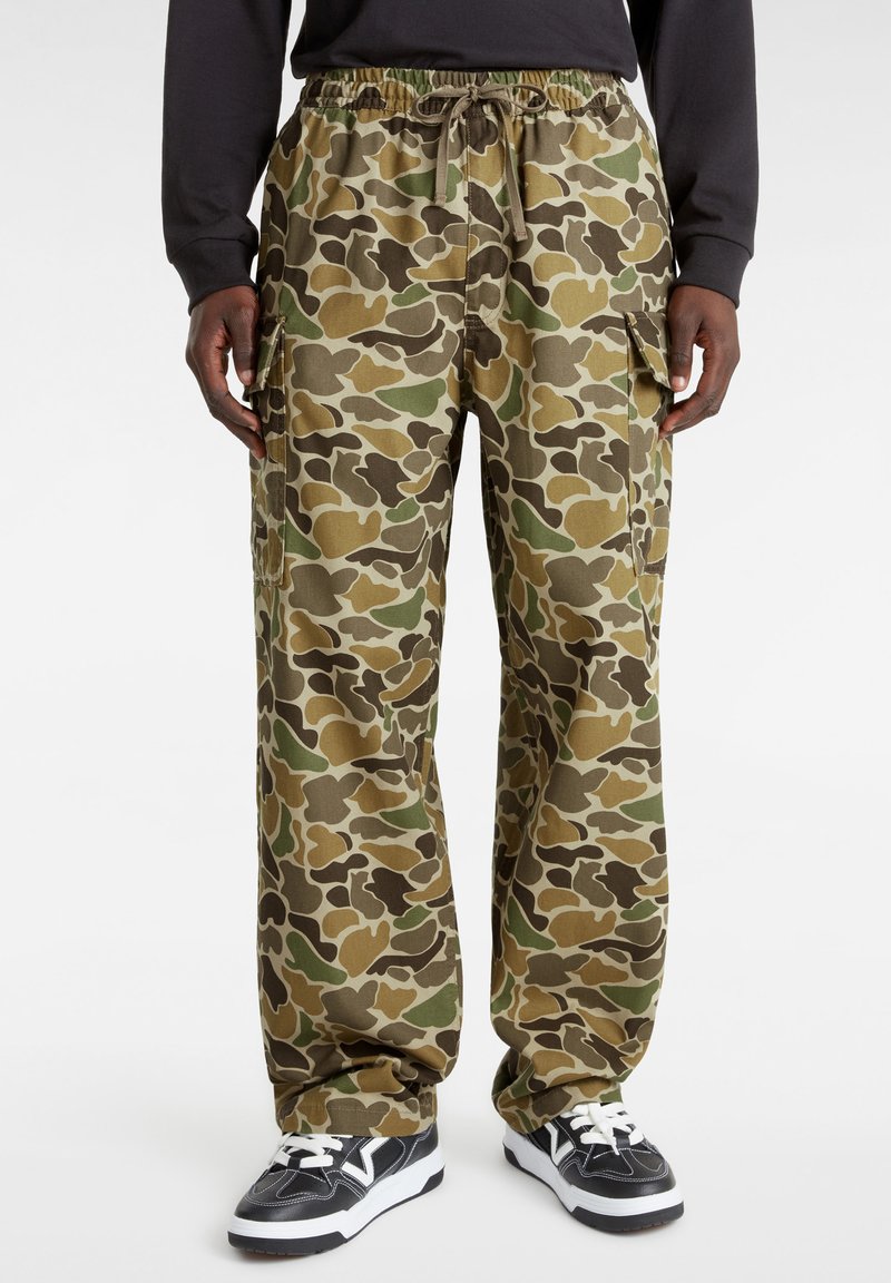 Camo cargobroek met een meerkleurig patroon in groen, bruin en zandkleur. Ontspannen pasvorm met een elastische tailleband en zijzakken.