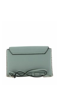 Pochette en cuir vert clair avec rabat pliant, accent de chaîne argentée le long des bords et une sangle ajustable. Texture simple et lisse.