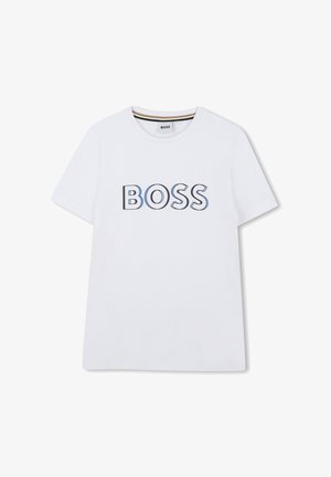 T-shirt en coton blanc à manches courtes, arborant un grand logo "BOSS" en noir souligné de bleu. Col rond, coupe décontractée.