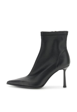 Sort læderankelstøvle med spids tå, mellemhøj stiletthæl og sidelukning med lynlås, vist på hvid baggrund.