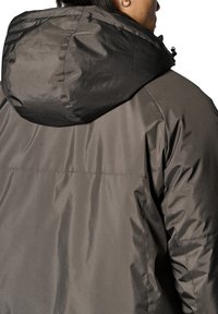 Szara kurtka z kapturem o matowym wykończeniu, z zapięciem na zamek, elastycznymi manżetami i teksturowanym materiałem. Projekt jest funkcjonalny i smukły.